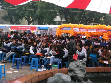 Hàng ngàn học sinh khắp các trường THPT tham gia ngày hội tuyển sinh